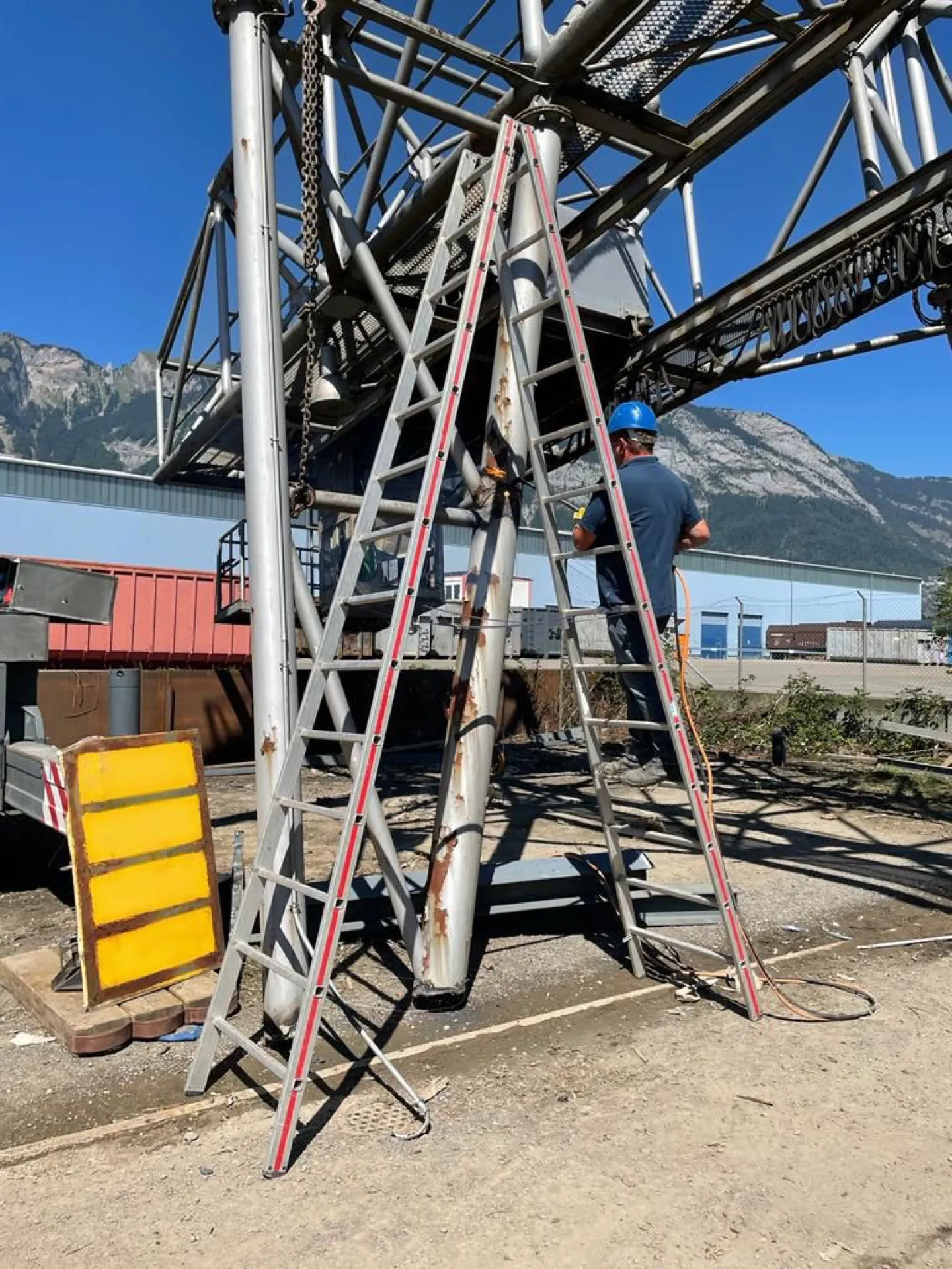 Arbeiter bei Demontagearbeiten